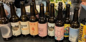 leere bierflaschen der orca brauerei aus nürnberg
