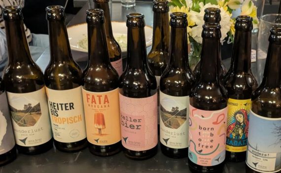 leere bierflaschen der orca brauerei aus nürnberg